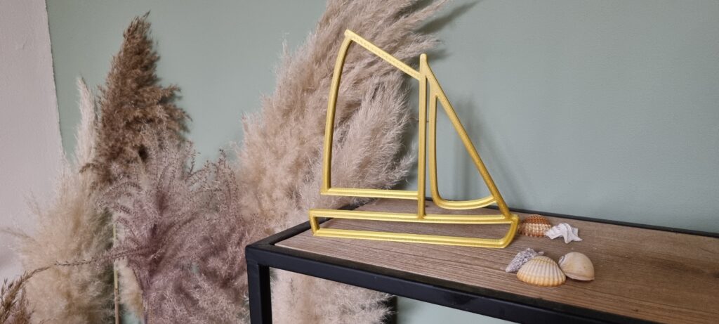 Minimalistische gouden zeilboot wanddecoratie 3D-geprint aan een muur of op een kast.