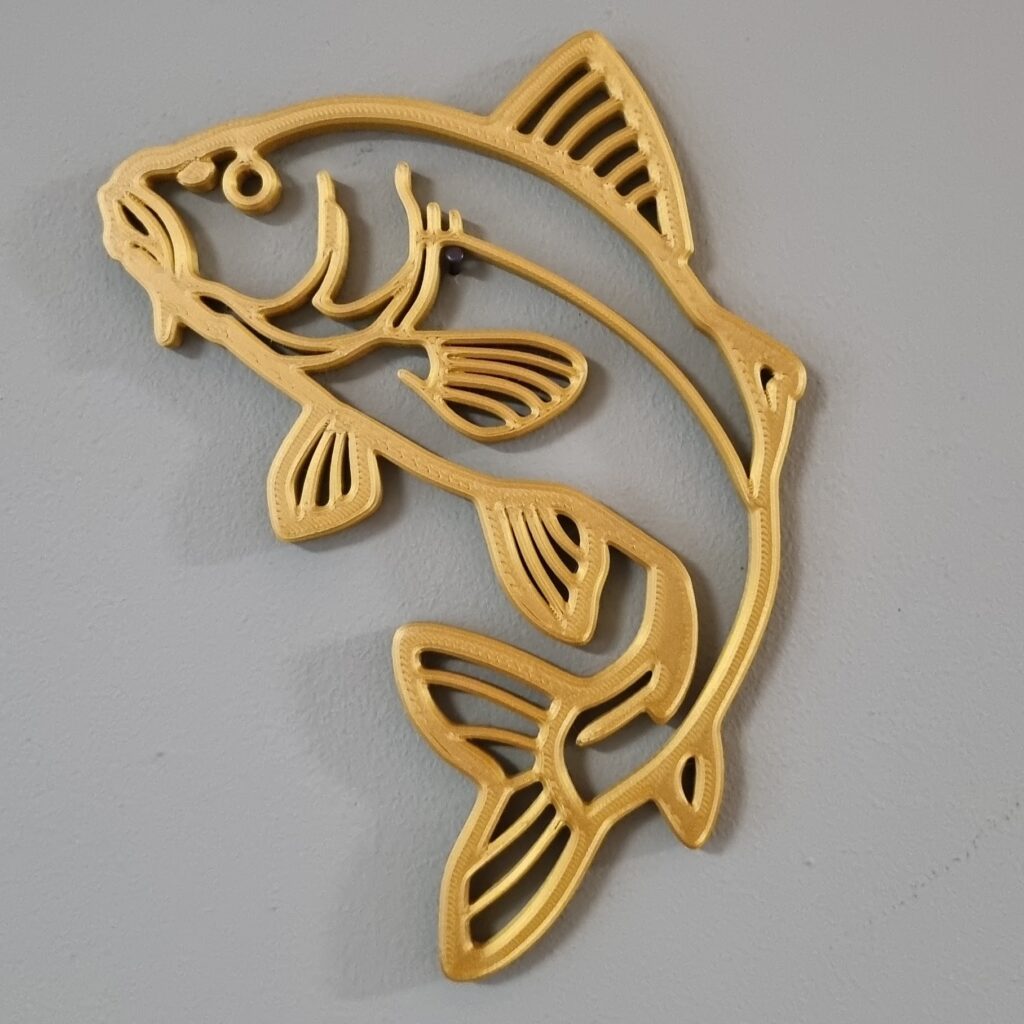 Gouden karper wanddecoratie 3D-geprint minimalistisch vis silhouet.